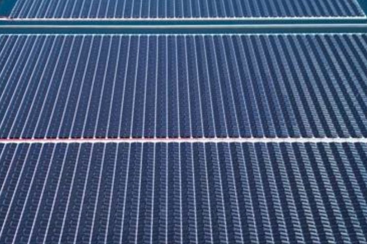 Drijvende zonnepanelen behalen hoger rendement